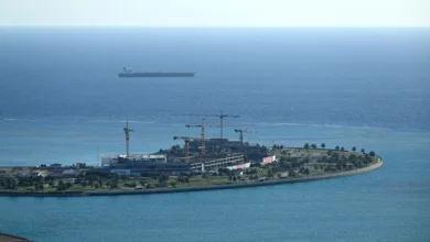 باكستان تبحث مصير ناقلة نفط عالقة قرب خط شرق-غرب