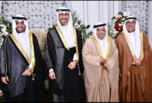 الشيخ نواف السعود الصباح متوسطاً العريس ووالده وعمه