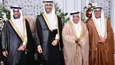 الشيخ نواف السعود الصباح متوسطاً العريس ووالده وعمه