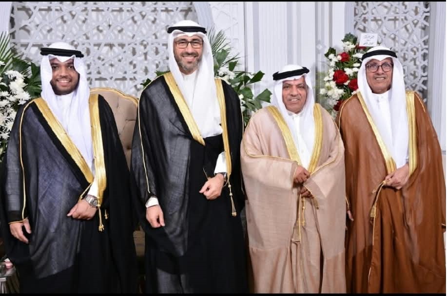 الشيخ نواف السعود الصباح متوسطاً العريس ووالده وعمه