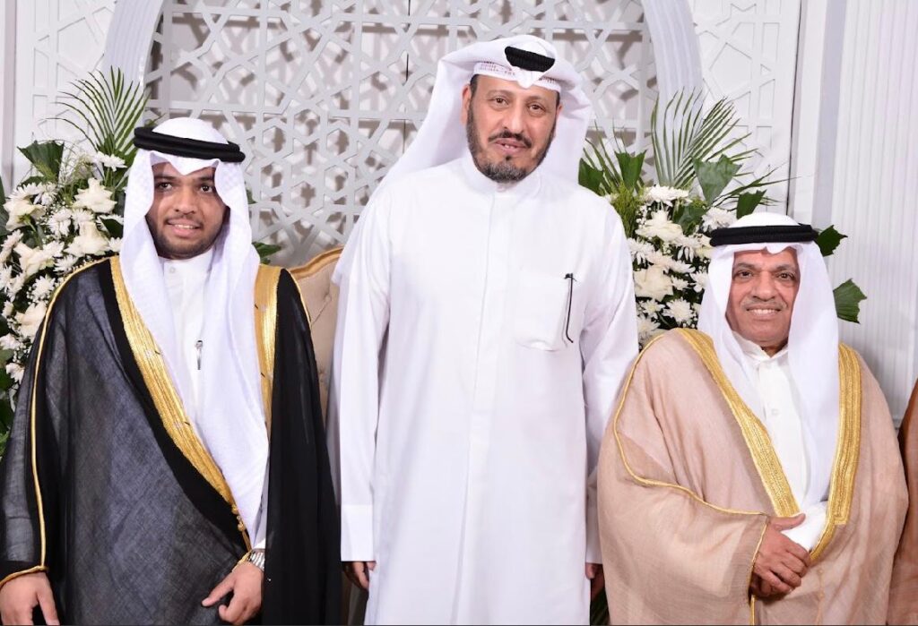 السيد بدر السعد المنيفي متوسطاً العريس ووالده